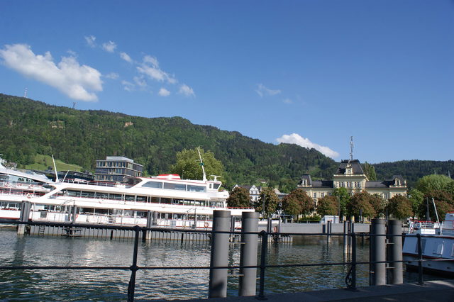Hafen von Bregenz mit Schiffen und Pfänder im Hintergrund