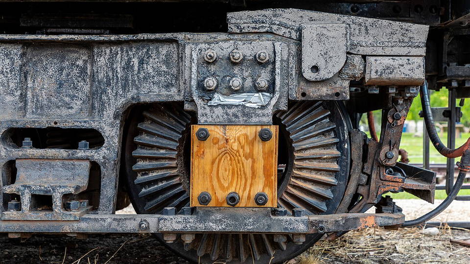 Symbolbild: Zahnräder und Lagergehäuse einer historischen Lokomotive