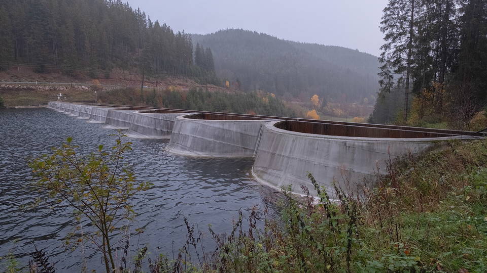 Die Bogenstaumauer der Linachtalsperre bei Vöhrenbach.