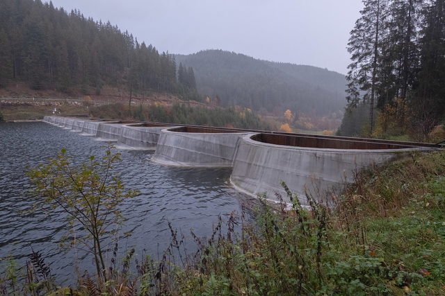 Die Bogenstaumauer der Linachtalsperre bei Vöhrenbach.