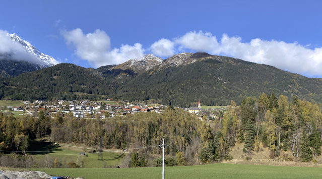 Telfes im Stubai mit Bergkulisse