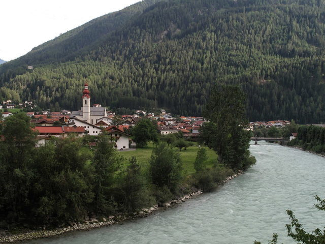 Pfunds mit Kirche am Inn