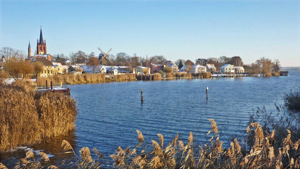 Blick über die Havel zur Altstadtinsel Werder mit Kirchturm und Windmühle