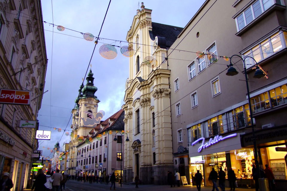 Karmelitenkirche Linz – barocker Kirchenraum an der Landstraße
