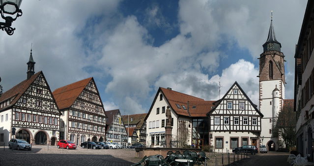 Marktplatz mit Fachwerkhäusern und Kirchturm in Dornstetten