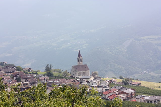 Feldthurns mit der Pfarrkirche Mariä Himmelfahrt und Blick ins Eisacktal