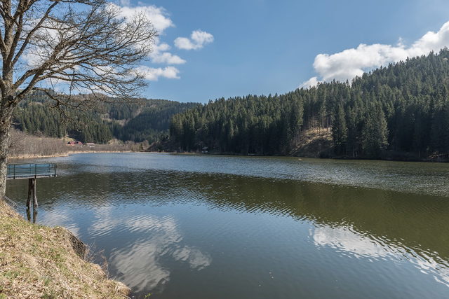 Goggausee und bewaldete Höhen am Eingang des Wimitztals