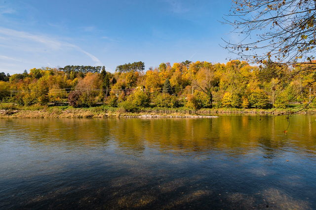 Illermündung bei Ulm mit Wasserfläche und herbstlich gefärbtem Ufer
