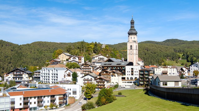 Kastelruth mit dem Kirchturm von Sankt Peter und Paul