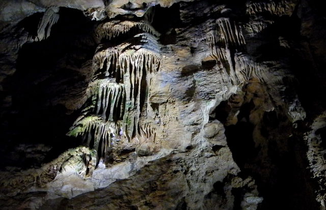 Tropfsteine in der Sontheimer Höhle bei Heroldstatt, Aufnahme vom Oktober 2012