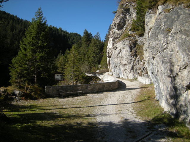Alter Gaichtpass mit historischem Weg an der Felswand