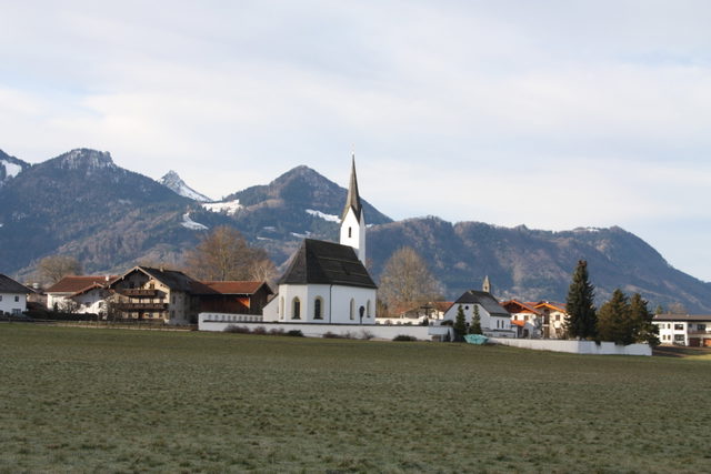 Kirche St. Andreas in Egerndach vor der Chiemgauer Berglandschaft