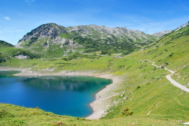 Formarinsee vor den Bergen des Lechquellengebirges.