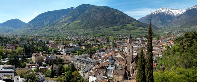 Blick vom Pulverturm auf Meran vor grünen Berghängen