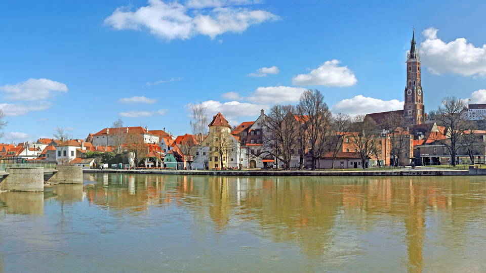 Panorama der Landshuter Altstadt an der Isar mit Martinskirche