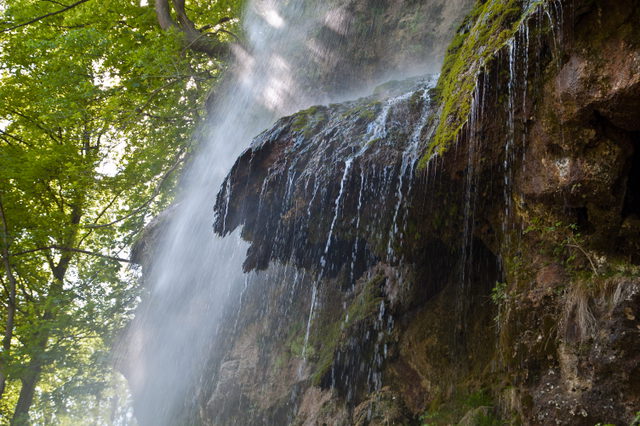 Der Uracher Wasserfall stürzt über eine bewachsene Kalktuffkante.