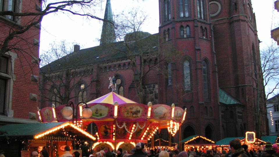 Lamberti-Markt mit Kinderkarussell vor der Lambertikirche in Oldenburg – historische Veranstaltungsaufnahme