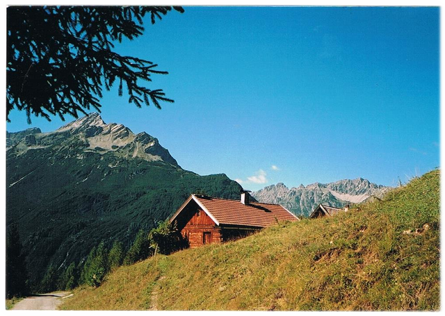 Holzhütte auf der Stablalm oberhalb von Elmen