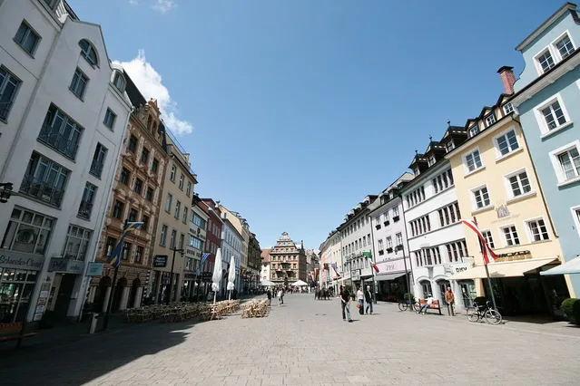 Marktstätte in Konstanz mit historischen Häusern und Brunnen
