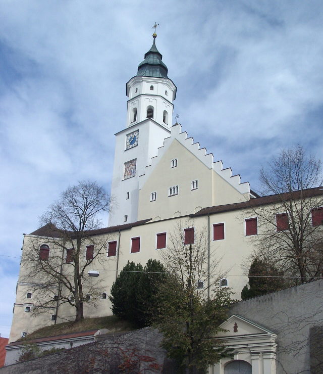 Kirchturm von St. Andreas und Gebäude beim Fuggerschloss Babenhausen