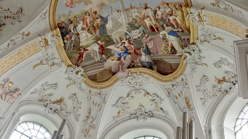 Deckenfresko und Orgelpfeifen in der Basilika Ottobeuren