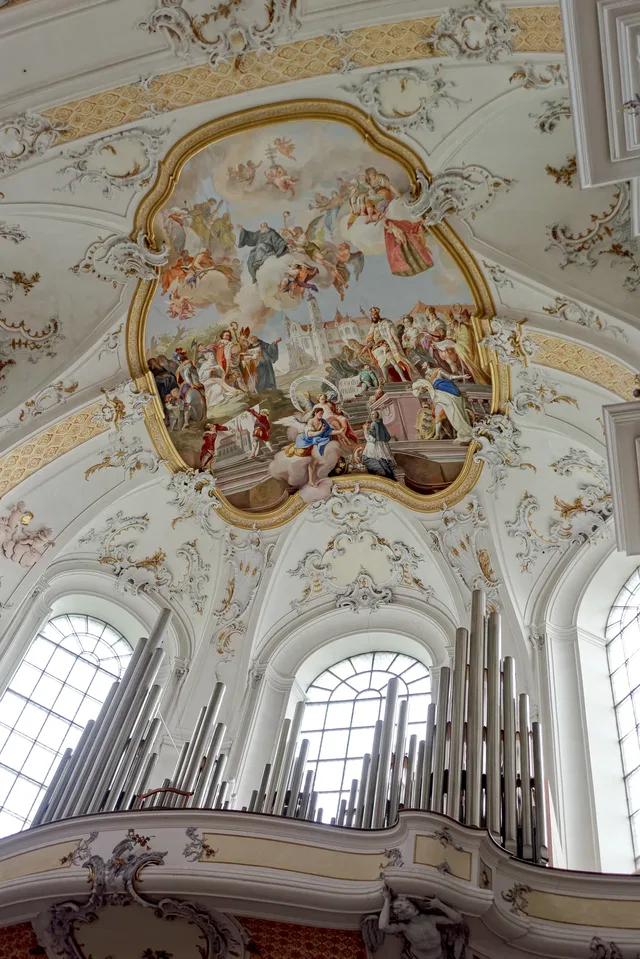 Deckenfresko und Orgelpfeifen in der Basilika Ottobeuren