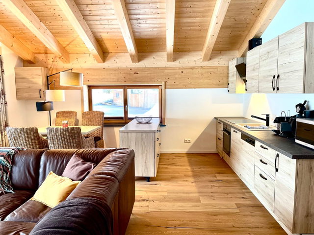 Offene Wohnküche der Ferienwohnung Solara mit Esstisch und Küchengeräten
