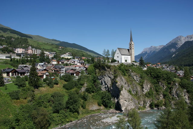 Scuol mit Kirche und Häusern über dem Tal