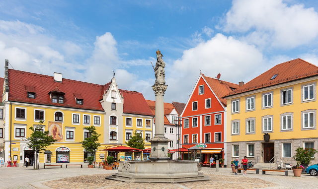 Marienplatz in Mindelheim mit Mariensäule und farbigen historischen Häuserfassaden