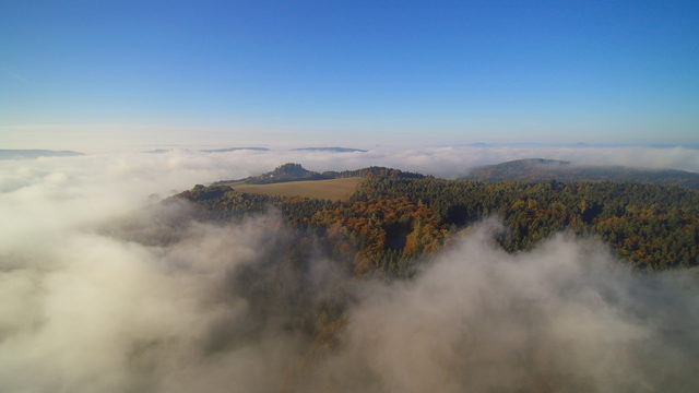 Nellenburg bei Stockach über einer Nebeldecke