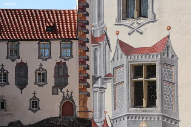 Gemalter Erker und Illusionsmalerei an der Fassade des Hohen Schlosses