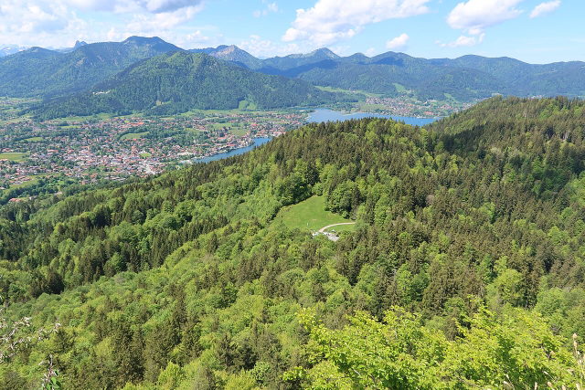 Blick vom Riederstein über bewaldete Hänge, Galaun und den Tegernsee