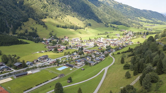 Blick über Fusch an der Großglocknerstraße im grünen Alpental