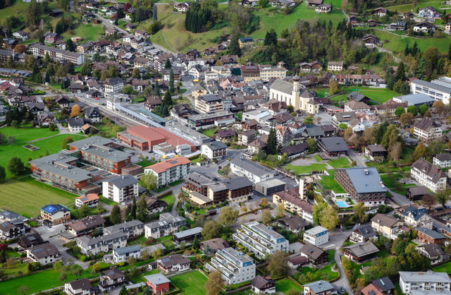 Blick von Süden auf das Dorfzentrum von Schruns