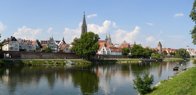 Blick vom Neu-Ulmer Donauufer auf die Ulmer Altstadt mit Stadtmauer und Münster.