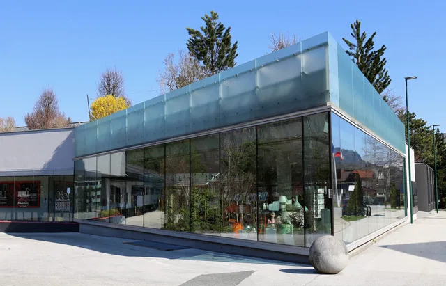 Modernes Gebäude mit Glasfassade und ausgestellten Einrichtungsgegenständen