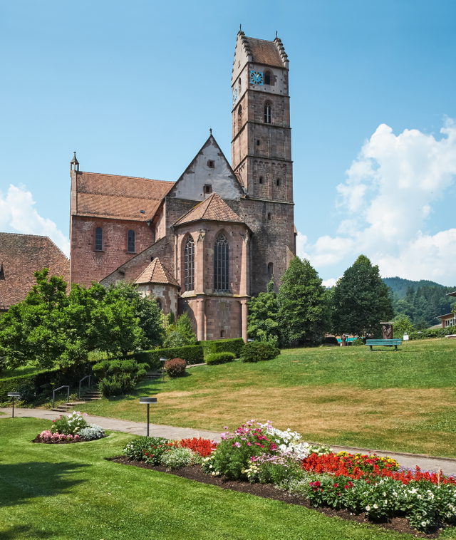 Klosterkirche Alpirsbach mit Turm und angrenzendem Grünbereich