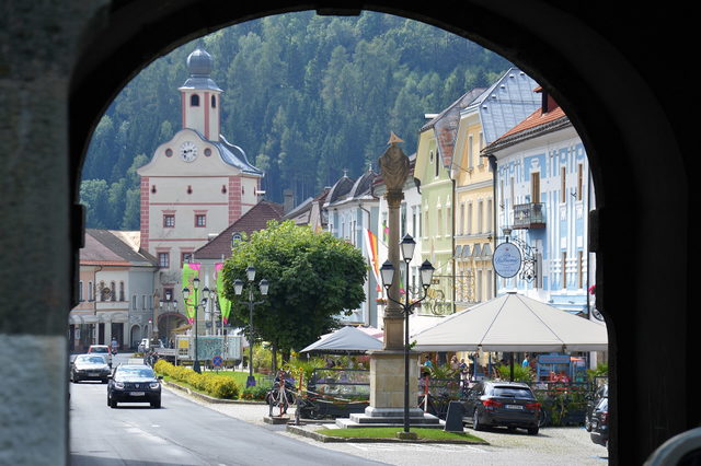Blick durch das Obere Tor auf den Hauptplatz von Gmünd