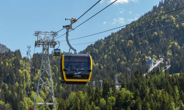 Gondel der Nebelhornbahn über Bergwald