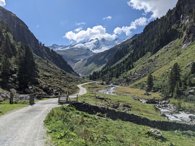 Fahrweg durch das Wildgerlostal mit Reichenspitzgruppe