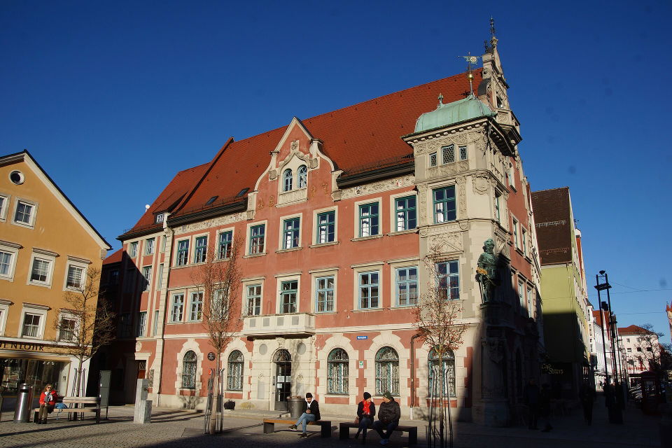 Familienerlebnisse in Mindelheim – Krippenwelten, Stoffexperimente und tickende Turmuhren