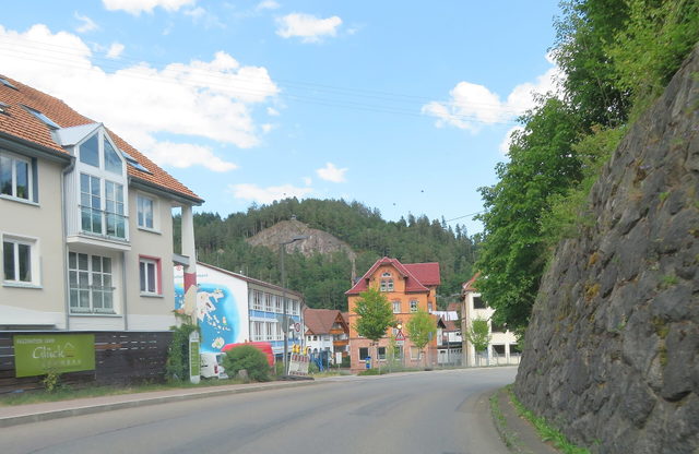 Blick auf die Schramberger Straße in Lauterbach im Schwarzwald.