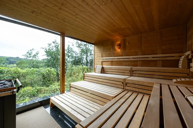 Holzsauna mit großen Fenstern im AllgäuSternHotel