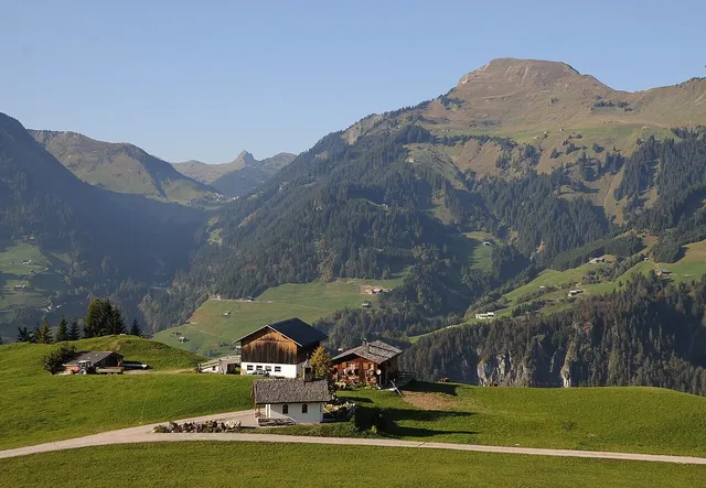 Steinbild liegt im Bereich des Themenwegs; die Aufnahme zeigt die Landschaft und Gebäude.