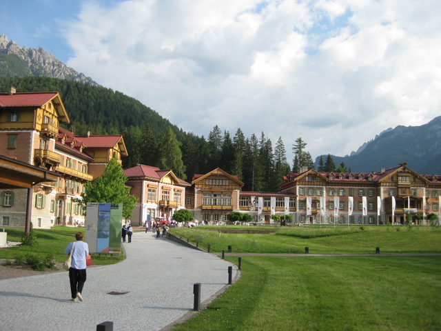 Grand Hotel Toblach mit dem darin untergebrachten Naturparkhaus