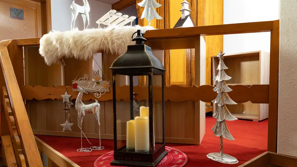 Weihnachtsdekoration im Treppenhaus