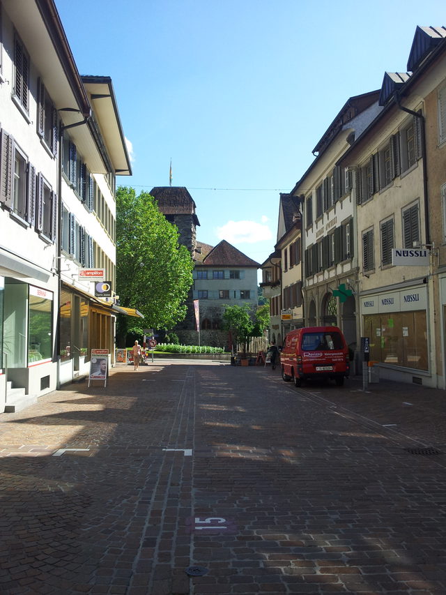 Historische Häusergasse mit Blick auf das Schloss Frauenfeld