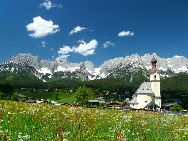Pfarrkirche Going vor der Bergkulisse des Wilden Kaisers