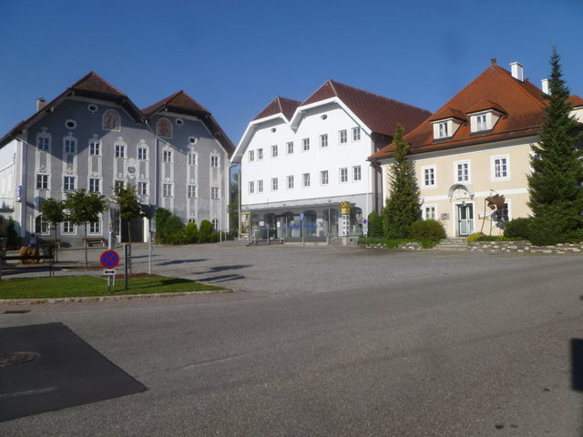 Das frühere Pflegerschloss im Ortsbild von Frankenburg am Hausruck