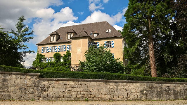 Schloss Adelmannsfelden hinter seiner Gartenmauer